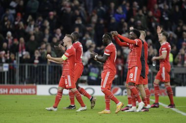 Fc Bayern Münih 'ten Joshua Kimmich ve takım arkadaşları Uefa Şampiyonlar Ligi, Fc Bayern Münih ile Paris Saint-Germain arasındaki futbol karşılaşmasını 08 Mart 2023' te Allianz Arena, Münih, Almanya Fotoğraf: Ndrerim Kaceli - 