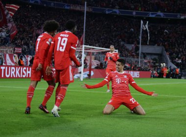 Fc Bayern Münih 'ten Joao Cancelo, Uefa Şampiyonlar Ligi sırasında Fc Bayern Münih' ten Serge Gnabry ile kutlama yapıyor, Fc Bayern Münih ile Paris Saint-Germain futbol maçı 08 Mart 2023 'te Allianz Arena, Münih, Almanya Fotoğraf: Ndrerim Kace
