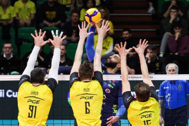 Earvin Ngapeth (Valsa Group Modena) (PGE Sera Belchatow) 8 Mart 202 tarihinde İtalya 'nın Modena kentindeki Palapanini kentinde oynanan CEV Cup yarı final maçında