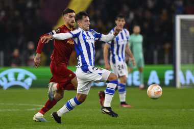 A.S. Roma 'dan Lorenzo Pellegrini ve Real Sociedad de Futbol' dan Martin Zubimendi, 9 Mart 2023 'te Roma' daki Stadio Olimpico 'da A.S. Roma ve Real Sociedad de Futbol arasında oynanan UEFA Avrupa Ligi' nin 16. - Kredi.: