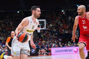 Ioannis Papapetrou (BC Partizan Mozzart Bet) basketbol Euroleague Şampiyonası EA7 Emporio Armani Milano ile KK Partizan maçında Shavon Shields (EA7 Emporio Armani Olimpia Milano) tarafından engellendi.