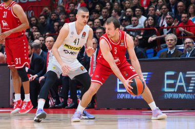 Kevin Pangos (EA7 Emporio Armani Olimpia Milano) basketbol Euroleague Şampiyonası 'nda Yam Madar (BC Partizan Mozzart Bet) tarafından engellendi. EA7 Emporio Milano, KK Partizan' a karşı.