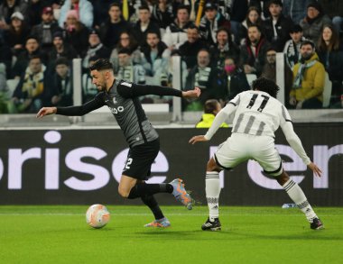 SC Freiburg 'dan Vincenzo Grifo ve Juventus' tan Juan Cuadrado Uefa Avrupa Ligi sırasında, Juventus ile Freiburg arasında 09 Mart 2023 tarihinde Torino, İtalya 'daki Allianz Stadyumu' nda oynanan futbol maçı - Fotoğraf: Nderim Kaceli / LiveMedi