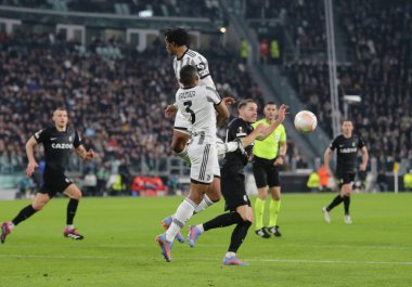 Juventus 'lu Bremer, Juventus' lu Juan Cuadrado ve Uefa Avrupa Ligi sırasında SC Freiburg 'lu Roland Sallai, 09 Mart 2023 tarihinde Torino, İtalya' daki Allianz Stadyumu 'nda oynanan futbol karşılaşması.