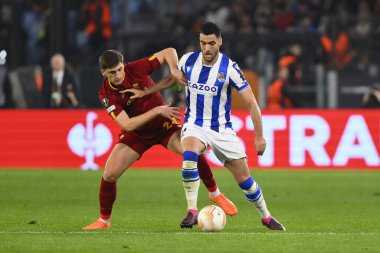 Real Sociedad de Futbol 'dan Mikel Merino ve A.S. Roma' dan Marash Kumbulla, 9 Mart 2023 'te Roma' daki Stadio Olimpico 'da A.S. Roma ile Real Sociedad de Futbol arasında oynanan UEFA Avrupa Ligi' nin 16. - Fotoğraf: Domeni