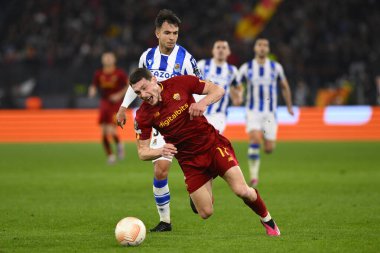 A.S. Roma 'dan Andrea Belotti ve Real Sociedad de Futbol' dan Martin Zubimendi, 9 Mart 2023 'te Roma' daki Stadio Olimpico 'da A.S. Roma ve Real Sociedad de Futbol arasında oynanan UEFA Avrupa Ligi' nin 16. - Kredi: