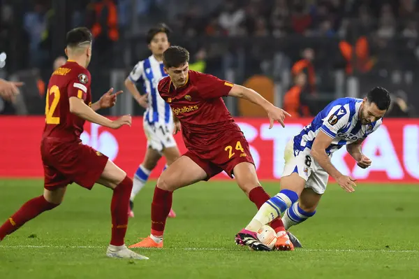 Real Sociedad de Futbol 'dan Mikel Merino ve A.S. Roma' dan Marash Kumbulla, 9 Mart 2023 'te Roma' daki Stadio Olimpico 'da A.S. Roma ile Real Sociedad de Futbol arasında oynanan UEFA Avrupa Ligi' nin 16. - Fotoğraf: Domeni