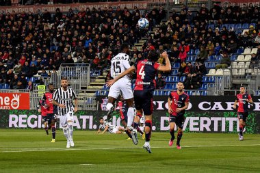 Ascoli Calcio 'dan Diomande Yann Cedric Gondo, Cagliari Calcio' dan Alberto Dossena İtalya Serisi B maçında Cagliari Calcio-Ascoli Calcio maçında Cagliari, İtalya 'daki Unipol Domus maçında, 10 Mart 2023 - Fotoğraf: Luigi Can