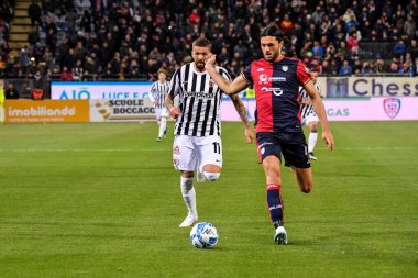 Ascoli Calcio 'dan Francesco Forte, Cagliari Calcio' dan Alberto Dossena İtalya 'dan B Serisi maçında Cagliari Calcio, Ascoli Calcio' ya karşı, Cagliari, İtalya 'daki Unipol Domus maçında, 10 Mart 2023 - Fotoğraf: Luigi Can Calcio