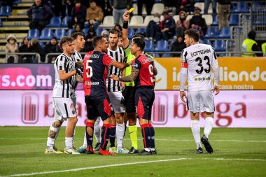 Cagliari Calcio 'dan Marco Mancosu, Gianpiero Miele, Arbitro, İtalyan futbol serisi B maçında hakem mermisi Cagliari Calcio-Ascoli Calcio maçı Cagliari, İtalya' daki Unipol Domus maçında, 10 Mart 2023 - Fotoğraf: Luigi Can
