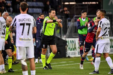 Gianpiero Miele, Arbitro, Hakem İtalyan futbolu serisi B maçında Cagliari Calcio-Ascoli Calcio maçında Cagliari, İtalya 'daki Unipol Domus' ta, 10 Mart 2023 - Fotoğraf: Luigi Can