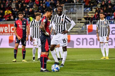 Ascoli Calcio 'dan Diomande Yann Cedric Gondo, Cagliari Calcio' dan Gianluca Lapadula İtalya Serisi B maçında Cagliari Calcio, Ascoli Calcio 'ya karşı Cagliari, İtalya' daki Unipol Domus maçında, 10 Mart 2023 - Fotoğraf: Luigi Can