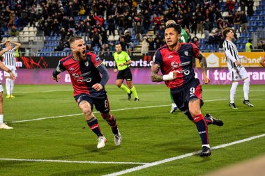 Cagliari Calcio 'dan Gianluca Lapadula, Esultanza, Joy Gol attıktan sonra, Cagliari Calcio' dan Nahitan Nandez İtalyan futbol takımı Cagliari B maçında Cagliari Calcio-Ascoli Calcio maçında Cagliari, İtalya 'daki Unipol Domus maçında, 10 Mart 2023 - Fotoğraf: Luigi Can