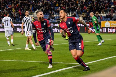 Cagliari Calcio 'dan Gianluca Lapadula, Esultanza, Joy Gol attıktan sonra, Cagliari Calcio' dan Nahitan Nandez İtalyan futbol takımı Cagliari B maçında Cagliari Calcio-Ascoli Calcio maçında Cagliari, İtalya 'daki Unipol Domus maçında, 10 Mart 2023 - Fotoğraf: Luigi Can