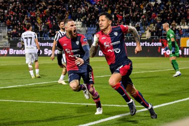 Cagliari Calcio 'dan Gianluca Lapadula, Esultanza, Joy Gol attıktan sonra, Cagliari Calcio' dan Nahitan Nandez İtalyan futbol takımı Cagliari B maçında Cagliari Calcio-Ascoli Calcio maçında Cagliari, İtalya 'daki Unipol Domus maçında, 10 Mart 2023 - Fotoğraf: Luigi Can