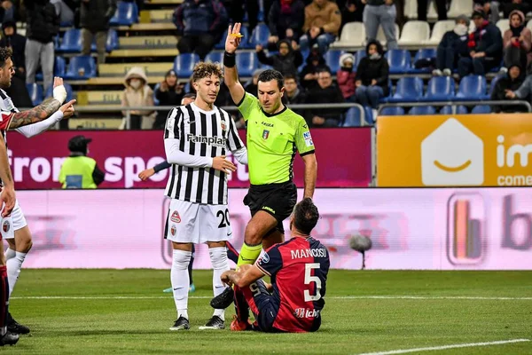 Gianpiero Miele Arbitro Árbitro Marco Mancosu Cagliari Calcio Durante Partido — Foto de Stock