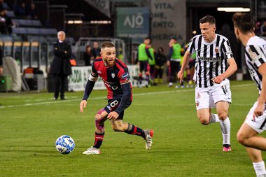 Cagliari Calcio takımından Nahitan Nandez İtalya futbolu serisi B maçında Cagliari Calcio-Ascoli Calcio maçında Cagliari, İtalya 'daki Unipol Domus maçında, 10 Mart 2023 - Fotoğraf: Luigi Can