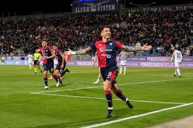 Cagliari Calcio 'dan Gianluca Lapadula, Esultanza, Joy gol attıktan sonra, İtalya' nın Cagliari, İtalya 'daki Unipol Domus maçında Cagliari Calcio-Ascoli Calcio maçı sırasında, 10 Mart 2023 - Fotoğraf: Luigi Can