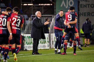 Cagliari Calcio 'dan Gianluca Lapadula, Esultanza, Joy Gol attıktan sonra, Cagliari' den Claudio Ranieri Mister Cagliari B 'de Cagliari Calcio-Ascoli Calcio maçında Cagliari, İtalya' daki Unipol Domus maçında, 10 Mart 2023 - Fotoğraf: L: