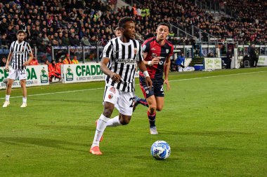 Ascoli Calcio 'dan Alassane Sidibe, Cagliari Calcio' dan Gabriele Zappa İtalya Serisi B maçında Cagliari Calcio-Ascoli Calcio maçında Cagliari, İtalya 'daki Unipol Domus maçında, 10 Mart 2023 - Fotoğraf: Luigi Can