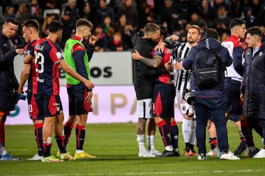 Ascoli Calcio 'dan Francesco Forte, Cagliari Calcio' dan Gianluca Lapadula İtalya Serisi B maçında Cagliari Calcio-Ascoli Calcio maçında Cagliari, İtalya 'daki Unipol Domus maçında, 10 Mart 2023 - Fotoğraf: Luigi Can