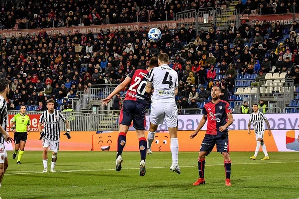 Cagliari Calcio 'dan Nik Prelec, Ascoli Calcio' dan Lorenco Simiç İtalya Serisi B maçında Cagliari Calcio-Ascoli Calcio maçı sırasında Cagliari, İtalya 'daki Unipol Domus maçında, 10 Mart 2023 - Fotoğraf: Luigi Can