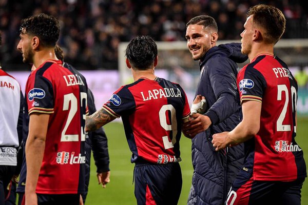 Джанлука Лападула из Кальяри Кальчо, Пауло Ацци из Кальяри Кальчо во время матча Серии B итальянского футбола Кальяри Кальчо против Асколи Кальчо на Unipol Domus в Кальяри, Италия, 10 марта 2023 года - Фото: Луиджи Кан