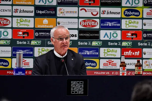 Claudio Ranieri Mistr Cagliari Calcio Conferenza Stampa Během Italského Fotbalu — Stock fotografie