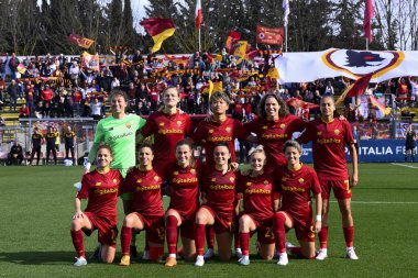 A.S. Roma, 11 Mart 2023 'te Roma' daki Tre Fontane Stadyumu 'nda Coppa Italia FS Italiane ile A.S. Roman Kadınları ve A.C. Milan Kadınları arasında oynanan yarı final ikinci ayağı sırasında takım fotoğrafı için sıraya girdi. - Fotoğraf: Domenico Cippitelli / LiveMedi