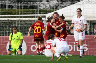 Maria Losada (AS Roma Kadınları), 11 Mart 2023 'te Roma' daki Tre Fontane Stadyumu 'nda AS Romanlar ile AC Milan arasında oynanan Coppa Italia Frecciarossa yarı final maçında 3-2' lik golü attıktan sonra kutluyor. - Fotoğraf: Fabrizio Corradetti / LiveMedi