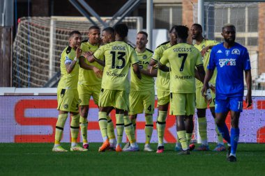 Udinese 'den Rodrigo Becao, İtalya' nın Empoli kentinde 11 Mart 2023 'te oynanan Carlo Castellani stadyumunda oynanan Udinese Calcio maçında attığı 1-0' lık golle takım arkadaşlarıyla kutluyor.