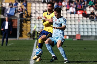 Ettore Gliozzi (Pisa) ve Luca Tremolada (Modena) İtalya 'nın Modena şehrindeki Alberto Braglia Stadyumu' nda oynanan İtalyan Serie B karşılaşmasında Modena FC, AC Pisa 'ya karşı.