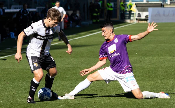 Adrian Bernabe (Parma) ve Luca Fiordilino (Sudtirol) İtalya 'nın Parma, İtalya' daki Ennio Tardini stadyumunda Parma Calcio-FC Sudtirol maçında, 11 Mart 2023 - Fotoğraf: Nicolas Morassutt