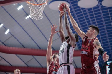 İtalya Basketbol Şampiyonası Umana Reyer Venezia - Virtus Segafredo Bologna (Venedik 'te Taliercio' da) maçında Mouhammadou Jaiteh (Segafredo Virtus Bologna) ve Derek Willis (Umana Reyer Venezia) ve Mitchell Watt (Umana Reyer Venezia) karşı karşıya geldiler.