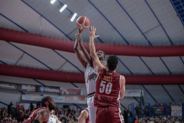 İtalya Basketbol Şampiyonası 'nda Mouhammadou Jaiteh (Segafredo Virtus Bologna) ve Mitchell Watt (Umana Reyer Venezia), İtalya' nın başkenti Venedik 'te düzenlenen Taliercio maçında Umana Reyer Venezia' ya karşı oynadılar.