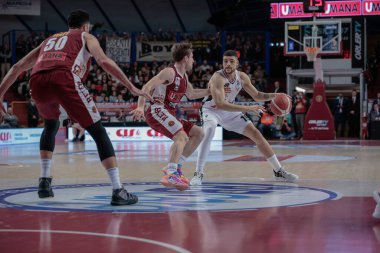Iffe Lundberg (Segafredo Virtus Bologna) ve Andrea De Nicolao (Umana Reyer Venezia) İtalya Basketbol Şampiyonası 'nda Umana Reyer Venezia' ya karşı Virtus Segafredo Bologna, İtalya 'da Taliercio, 12 Mart 2023 - Fotoğraf: Mattia Rad