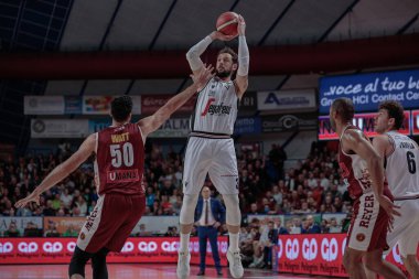 Marco Belinelli (Segafredo Virtus Bologna) ve Mitchell Watt (Umana Reyer Venezia) İtalya Basketbol Şampiyonası sırasında Umana Reyer Venezia, Virtus Segafredo Bologna 'ya karşı 12 Mart 2023 - Fotoğraf: Mattia Radon