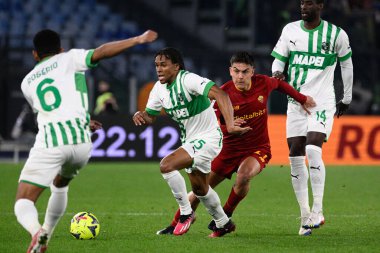 Armand Lauriente '(ABD Sassuolo) Paulo Dybala (AS Roma) İtalya Futbol Şampiyonası Ligi 2022 / 2023 sezonunda AS Roma ile ABD Sassuolo arasında 12 Mart 2023' te Roma Olimpiyat Stadyumu 'nda oynanan karşılaşmada mücadele etti. - Fotoğraf: Fabrizio Corradetti / LiveMedi