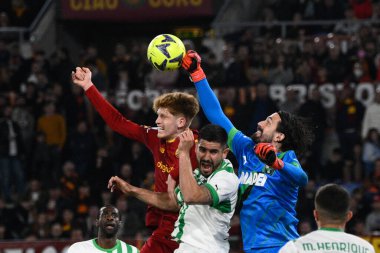 Andrea Consiglio (US Sassuolo) Martin Erliç (US Sassuolo) Henrikh Mkhitaryan (AS Roma) 12 Mart 2023 'te Roma' daki Olimpik Stadyumu 'nda AS Roma ve US Sassuolo arasında oynanan 2022 / 2023 tarihli İtalya Futbol Şampiyonası Ligi karşılaşmasında. - Kredi: Kumaş