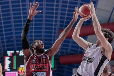 Milos Teodosic (Segafredo Virtus Bologna) ve Jordan Parks (Umana Reyer Venezia), İtalya Basketbol Şampiyonası 'nda Umana Reyer Venezia' ya karşı Virtus Segafredo Bologna, İtalya 'nın Venedik kentinde 12 Mart 2023 - Fotoğraf: Mattia Radon
