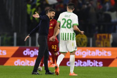 ABD 'li Alessio Dionisi, 12 Mart 2023' te İtalya 'nın başkenti Roma' daki Stadio Olimpico 'da A.S. Roma ile ABD Sassuolo arasındaki Serie A Şampiyonası' nın 26. gününde taraftarları karşılıyor. - Fotoğraf: Domenico Cippitelli / LiveMedi