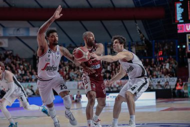 Jayson Granger (Umana Reyer Venezia), Milos Teodosic (Segafredo Virtus Bologna) ve Jordan Mickey (Segafredo Virtus Bologna), İtalya Basketbol Şampiyonası 'nda Umana Reyer Venezia ile Venezia arasında Venedik' te Taliercio,
