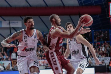 Jayson Granger (Umana Reyer Venezia), Milos Teodosic (Segafredo Virtus Bologna) ve Jordan Mickey (Segafredo Virtus Bologna), İtalya Basketbol Şampiyonası 'nda Umana Reyer Venezia ile Venezia arasında Venedik' te Taliercio,
