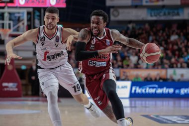 Kendrick Ray (Umana Reyer Venezia) ve Iffe Lundberg (Segafredo Virtus Bologna) İtalya Basketbol Şampiyonası sırasında Umana Reyer Venezia, Virtus Segafredo Bologna 'ya karşı 12 Mart 2023 - Fotoğraf: Mattia Radon