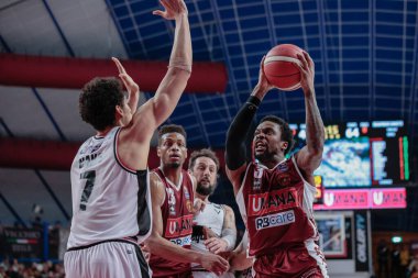 aKendrick Ray (Umana Reyer Venezia) ve Ismael Bako (Segafredo Virtus Bologna) İtalya Basketbol Şampiyonası sırasında Umana Reyer Venezia, Virtus Segafredo Bologna 'ya karşı 12 Mart 2023 - Fotoğraf: Mattia Radon