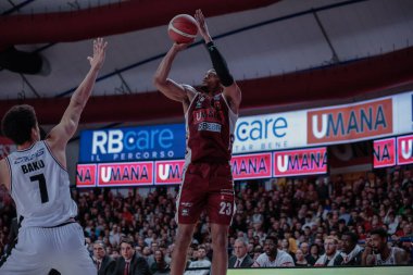 Jeff Brooks (Umana Reyer Venezia) ve Ismael Bako (Segafredo Virtus Bologna) İtalya Basketbol Şampiyonası sırasında Umana Reyer Venezia, Virtus Segafredo Bologna 'ya karşı 12 Mart 2023 - Fotoğraf: Mattia Radon