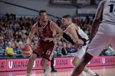 Jeff Brooks (Umana Reyer Venezia) ve Iffe Lundberg (Segafredo Virtus Bologna) İtalya Basketbol Şampiyonası sırasında Umana Reyer Venezia, Virtus Segafredo Bologna 'ya karşı 12 Mart 2023 - Fotoğraf: Mattia Radon