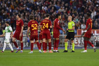 Hakem Michael Fabbri ve A.S. Roma 'dan Chris Smalling, 12 Mart 2023' te İtalya 'nın başkenti Roma' daki Stadio Olimpico 'da A.S. Roma ve US Sassuolo arasında düzenlenen Serie A Şampiyonası' nın 26. - Fotoğraf: Domenico Cippitelli / LiveMedi