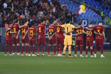 A.S. Roma Takımı, 12 Mart 2023 'te İtalya' nın başkenti Roma 'daki Stadio Olimpico' da A.S. Roma ve ABD Sassuolo arasındaki Serie A Şampiyonası 'nın 26. gününden önce Cruto' nun enkazının kurbanlarını anmak için bir dakikalık saygı duruşunda bulundu. - Fotoğraf: Domenico