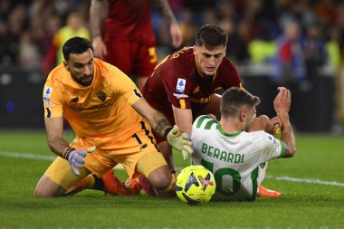 ABD 'li Domenico Berardi ve A.S. Roma' dan Marash Kumbulla, 12 Mart 2023 'te İtalya' nın başkenti Roma 'da düzenlenen Stadio Olimpico' da A.S. Roma ve ABD Sassuolo arasındaki Serie A Şampiyonası 'nın 26. günündeler. - Fotoğraf: Domenico Cippitelli / LiveMedi